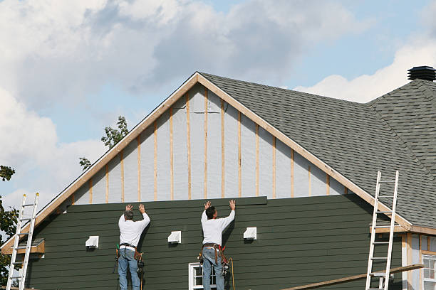 Professional Siding Installation technician working in Murfreesboro, NC